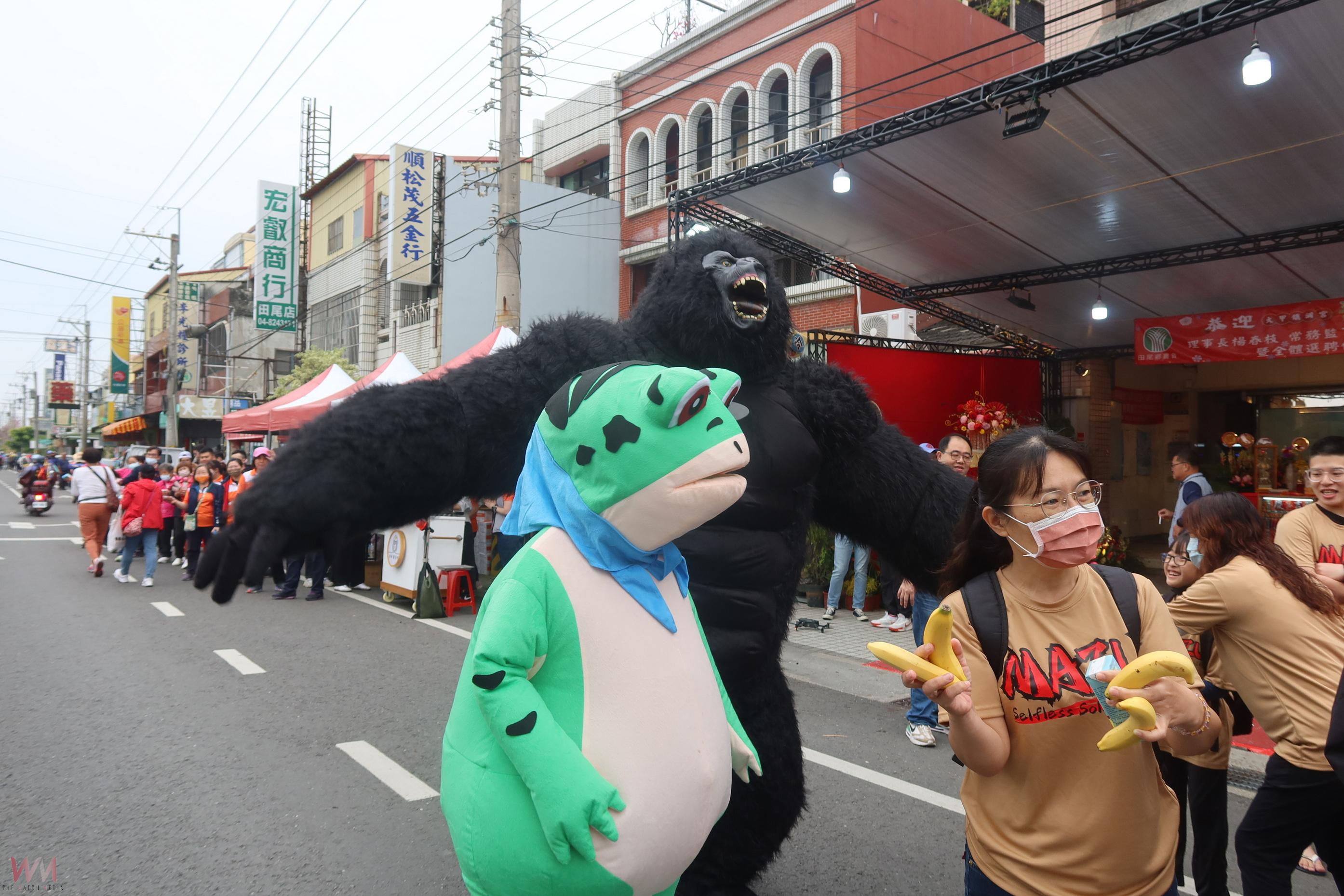 (有影片)/大甲媽南下 黑金剛、蛙人現身台一線逗弄進香團香客 - https://www.watchmedia01.com