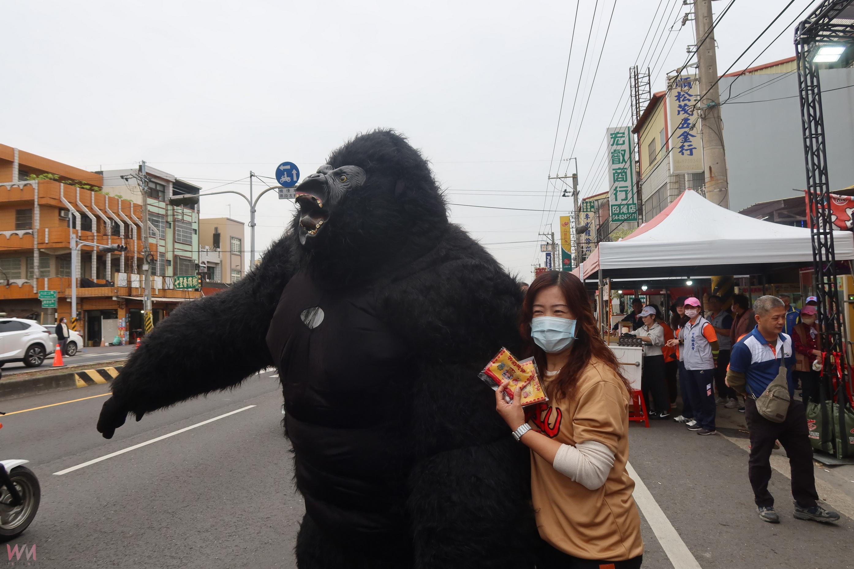 (有影片)/大甲媽南下 黑金剛、蛙人現身台一線逗弄進香團香客 - https://www.watchmedia01.com