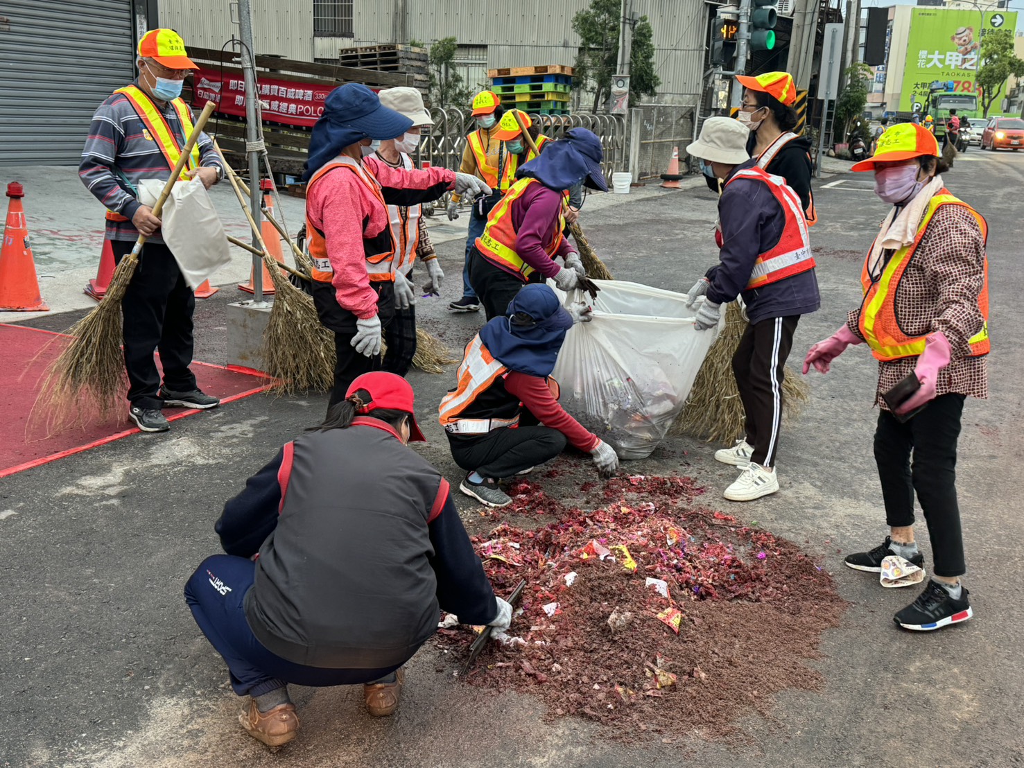 圖 大甲媽祖遶境活動熱鬧登場-逾3000名環保英雄協力清理市容 記者王偉翻攝