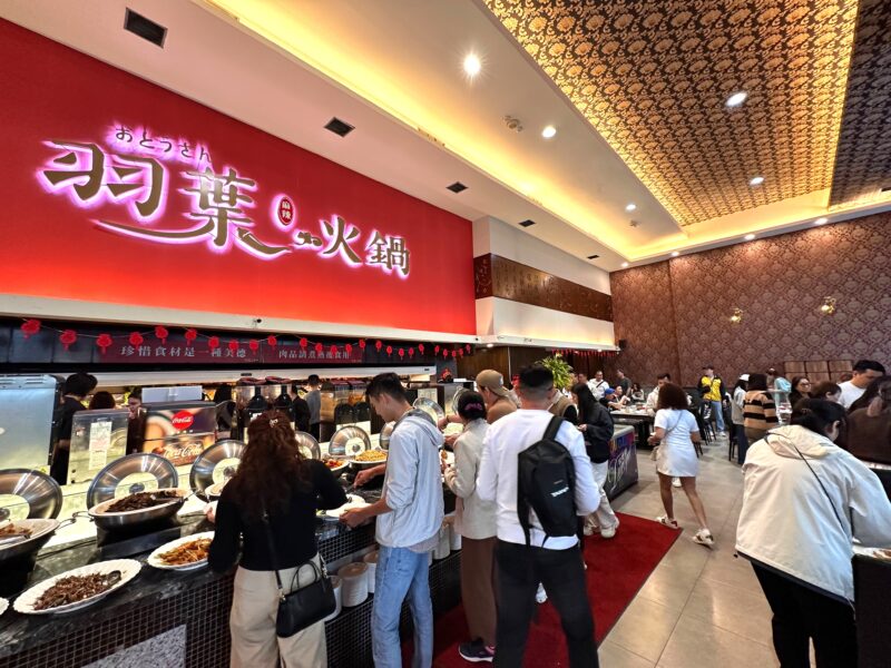 圖文：「羽葉麻辣火鍋-台中都會館」位於台中捷運南屯站附近，交通便利，並提供免費停車場，讓您無論開車或騎車都能輕鬆抵達。