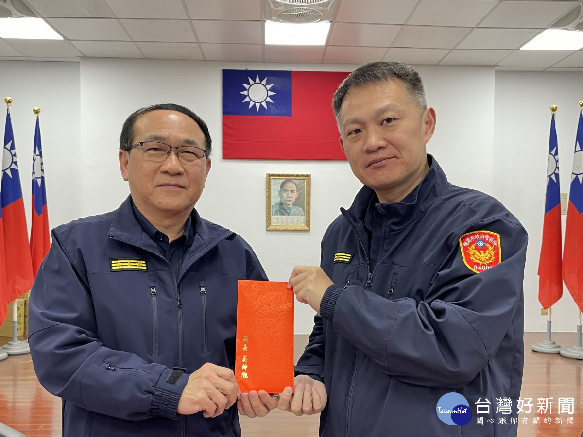 桃警局長頒雷霆除暴獎慰金。