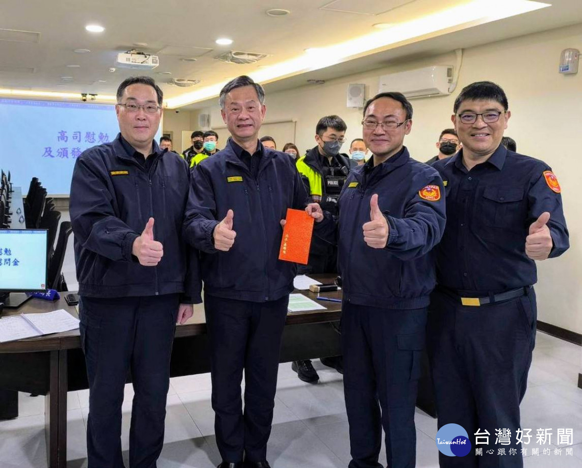 桃市警局副局長陳武康慰勉基層同仁辛勞，並頒發慰勉金為執勤員警加油打氣。