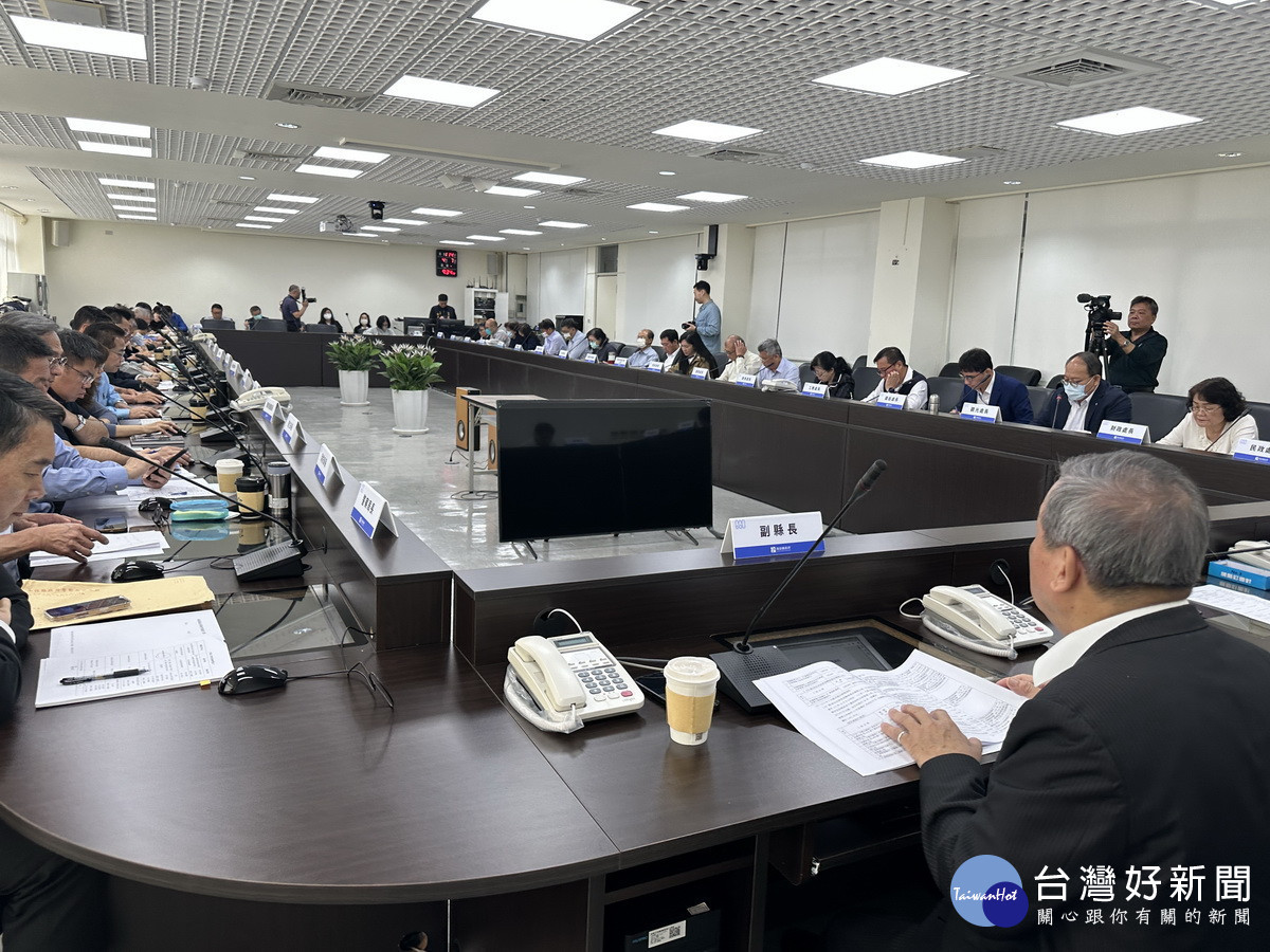 南投縣務會議，觀光處長說明九九峰氦氣球進程。（記者扶小萍攝）
