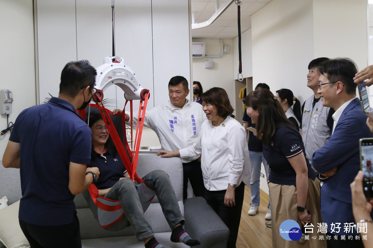 嘉義市長黃敏惠參觀體驗輔具設備/嘉義市府提供