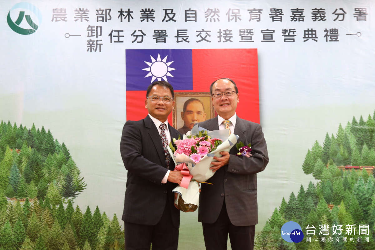 原分署長張岱（右）榮陞林業保育署副署長，新任分署長由副分署長李定忠（左）陞任／林保署嘉義分署提供