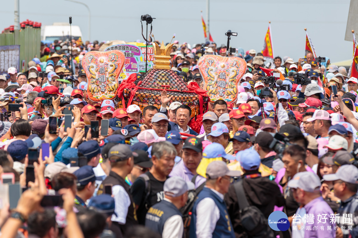 大甲鎮瀾宮媽祖鑾轎今(7)日中午抵達雲嘉交界處崙子大橋，嘉義縣長翁章梁與鎮瀾宮董事長顏清標、奉天宮董事長何達煌等人扶轎／嘉義縣府提供