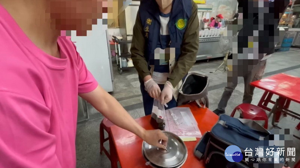 ▲民眾於社群網站反映楠梓某間豆漿店醬油盆裡有蟑螂涉食品安全衛生疑慮乙案，衛生局派員查察。