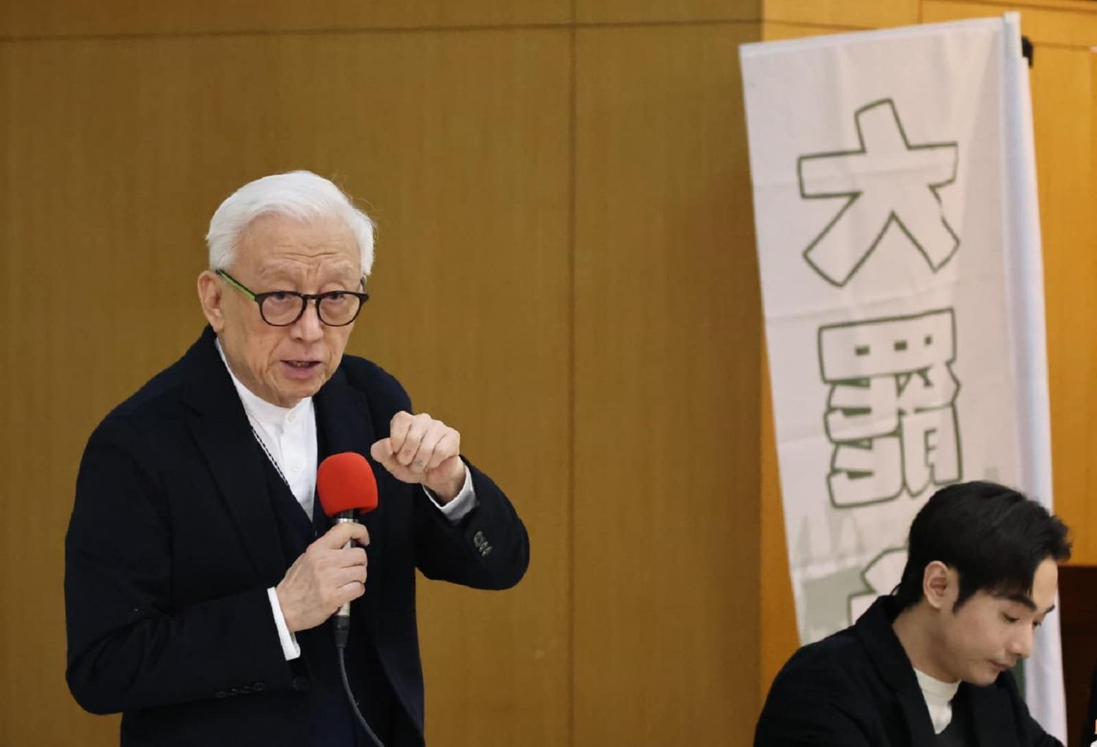對於關稅戰下,國民黨提出停止大罷免一事,聯電創辦人曹興誠(左)表示,這是國民黨的詭計。資料照片/林啟弘攝
