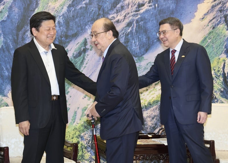柯建銘等民進黨立院黨團是最晚扺達行政院的3個人,柯建銘不滿傅崐萁座位是在行政院正副院長中的C位,一進門就要傅崐萁換位置。中央社