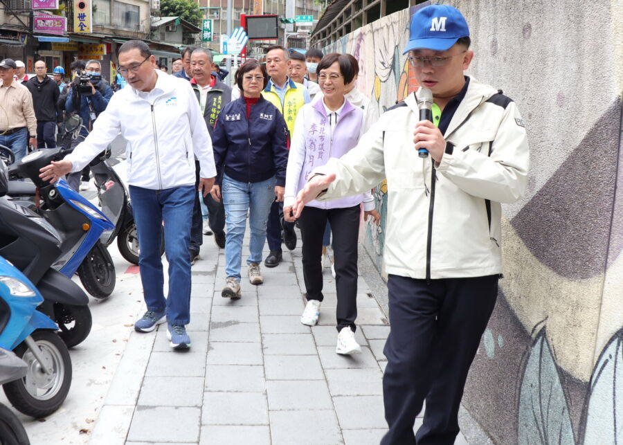 圖/新北市長侯友宜(右四)今日前往視察蘆洲國小通學廊道完工現況,由養工處長鄭立輝(右一)在旁陪同導引說明。(新北市政府工務局提供)