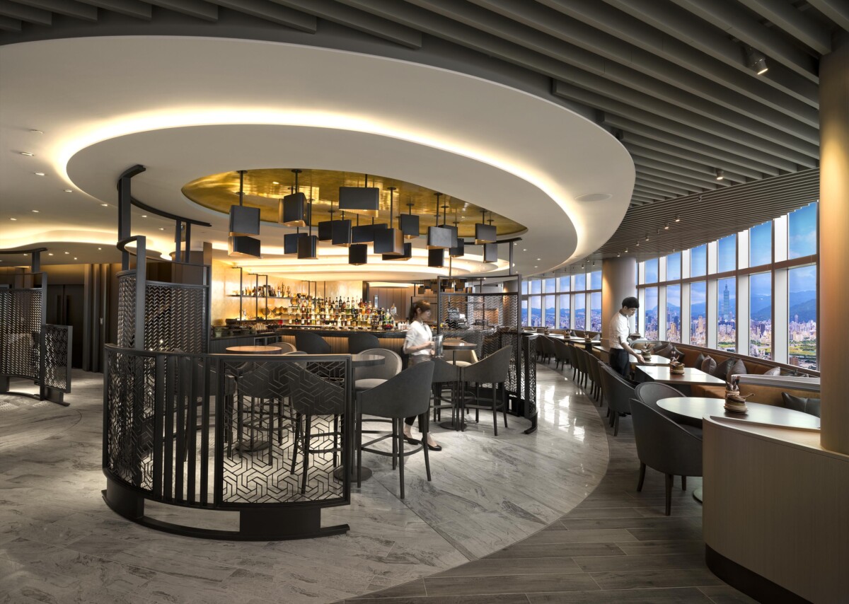 新北最高花園餐廳「Asia49亞洲料理及酒廊」，環境寬敞舒適，商業午餐將自4月7日起變化主題為「港味茶餐廳」。