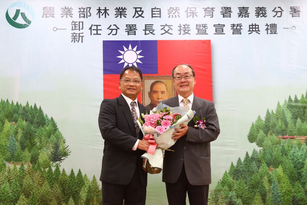 原任分署長張岱（右）榮陞林業保育署副署長，新任分署長由副分署長李定忠（左）陞任，4/7日溫馨交接。（圖/嘉義分署提供）