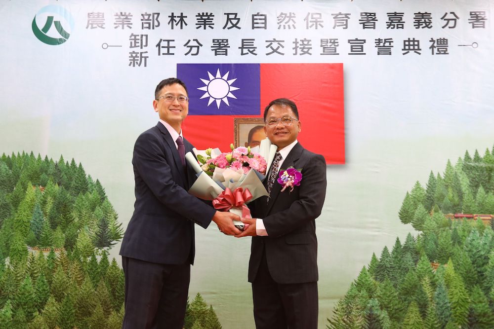 新任副分署長由林業保育署簡任技正魏郁軒（左）陞任。（圖/嘉義分署提供）