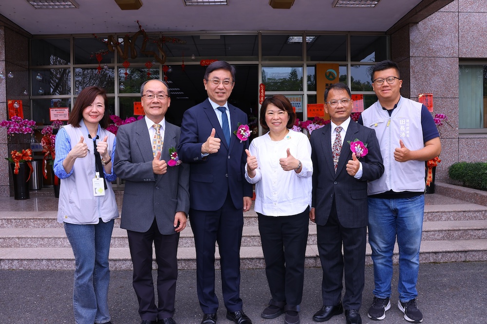 嘉義市黃敏惠市長應邀帶領團隊出席，與林華慶署長(左三)、張岱副署長(左二)及李定忠分署長(右二)合影。（圖/嘉義市政府提供）