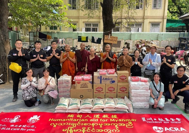 ▲圖說：佛光救援隊在派發物資後，知宣法師（後排右4）率領救援隊成員，與寺院長老（後排右5）及比丘們合影。。( 記者李堂安翻攝) 