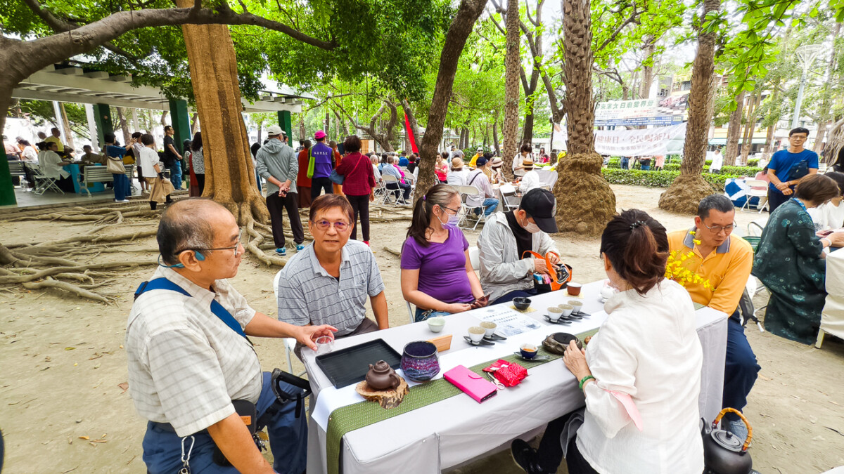 ▲台灣茶協會今天在高雄市澄平街之陽明公園舉辦「世界健康日‧全民喝茶日」。（圖/記者黃淑貞攝）