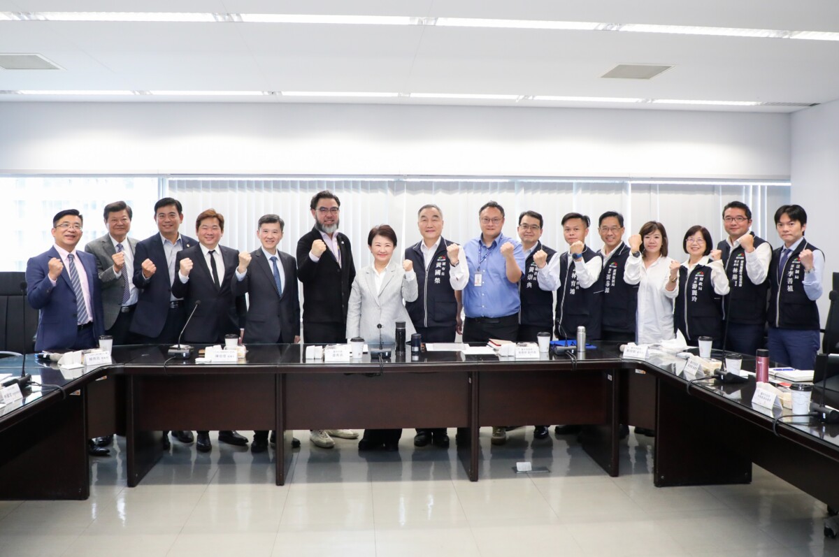 ▲因應美國提升關稅，中市府邀公協會代表座談。市長盧秀燕提出2大訴求，助業者度難關。(圖/中市府提供)