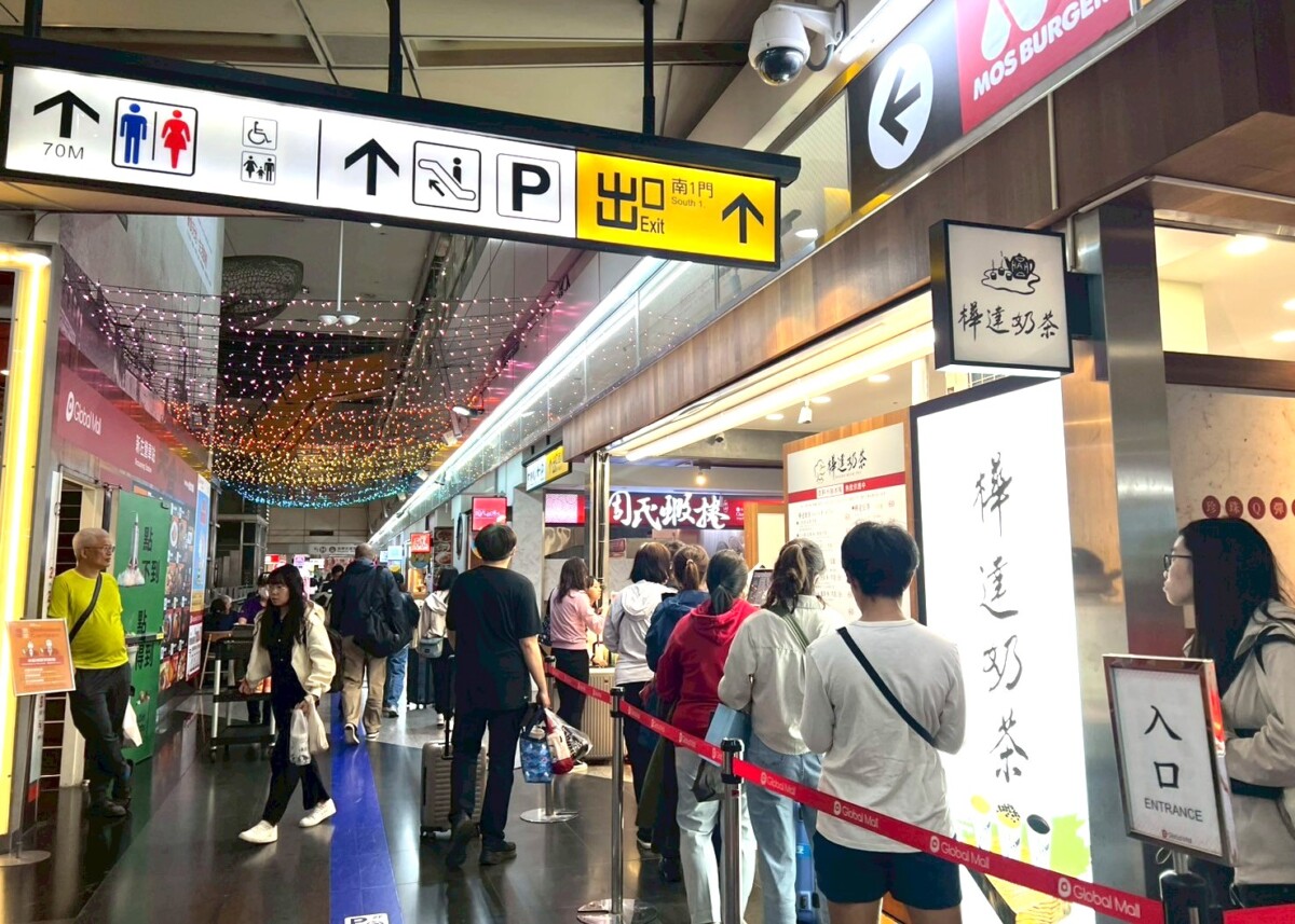 ▲Global Mall新左營車站連假湧人潮，帶動餐飲、伴手禮排隊人潮不斷。（圖/ Global Mal新左營車站提供）