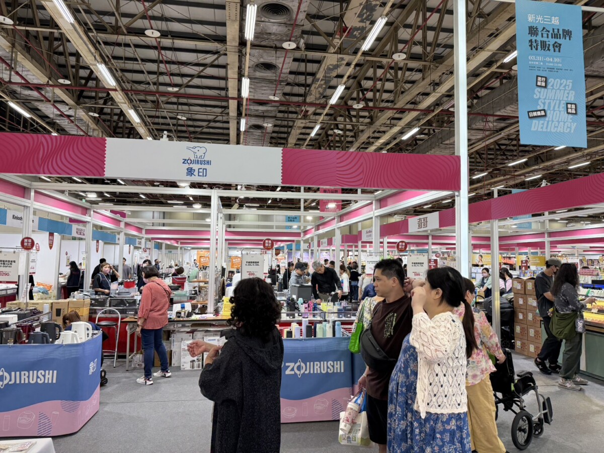 ▲台中新光三越服務不間斷，世貿聯合品牌特販會、線上購物輕鬆買。(圖/新光三越提供)