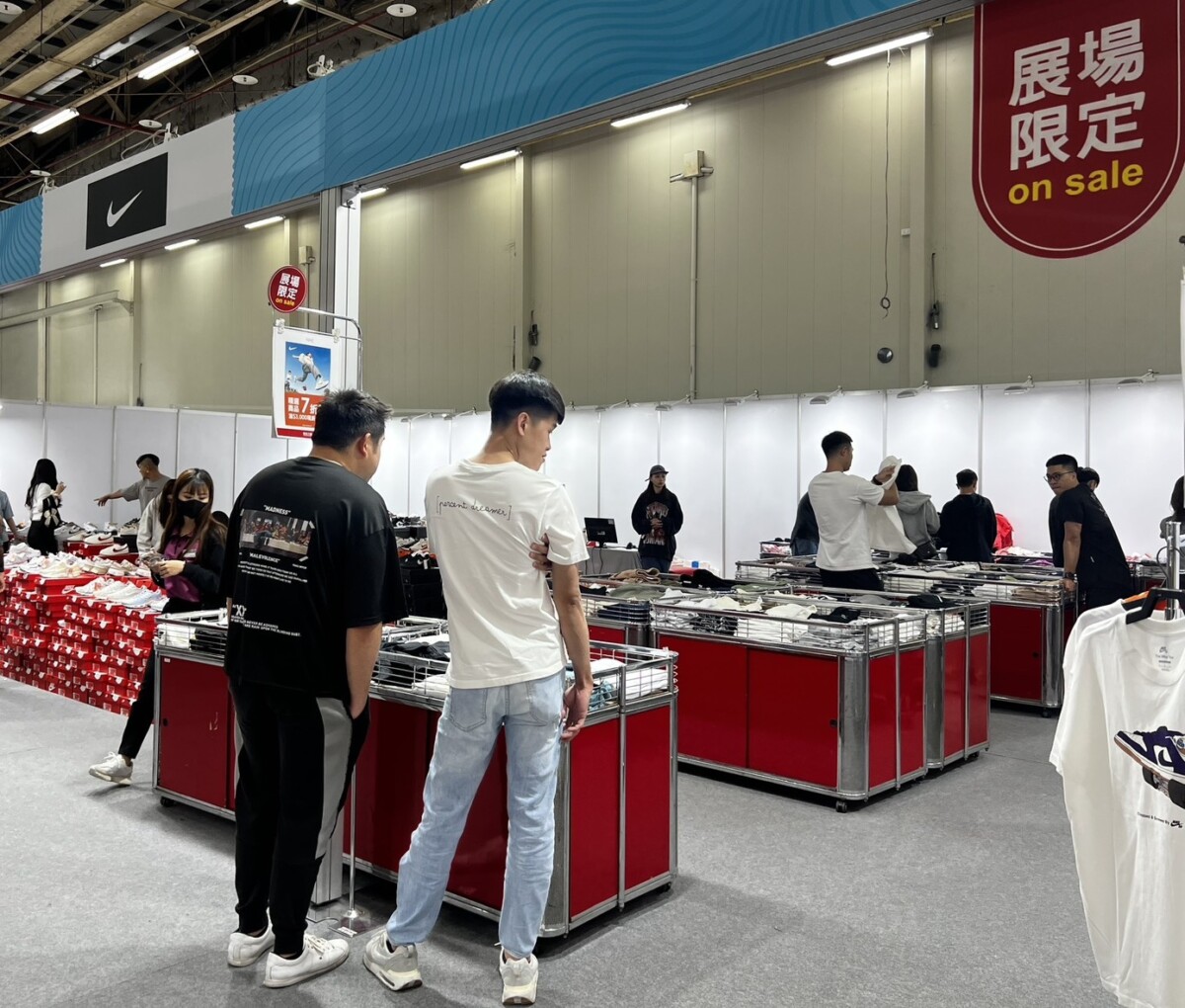 ▲台中新光三越服務不間斷，世貿聯合品牌特販會、線上購物輕鬆買。(圖/新光三越提供)