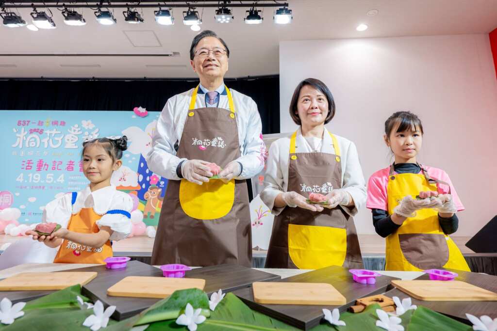 ▲桃園市長張善政與貴賓及小朋友們一同體驗製作桐花粄。（桃園市客家事務局提供）