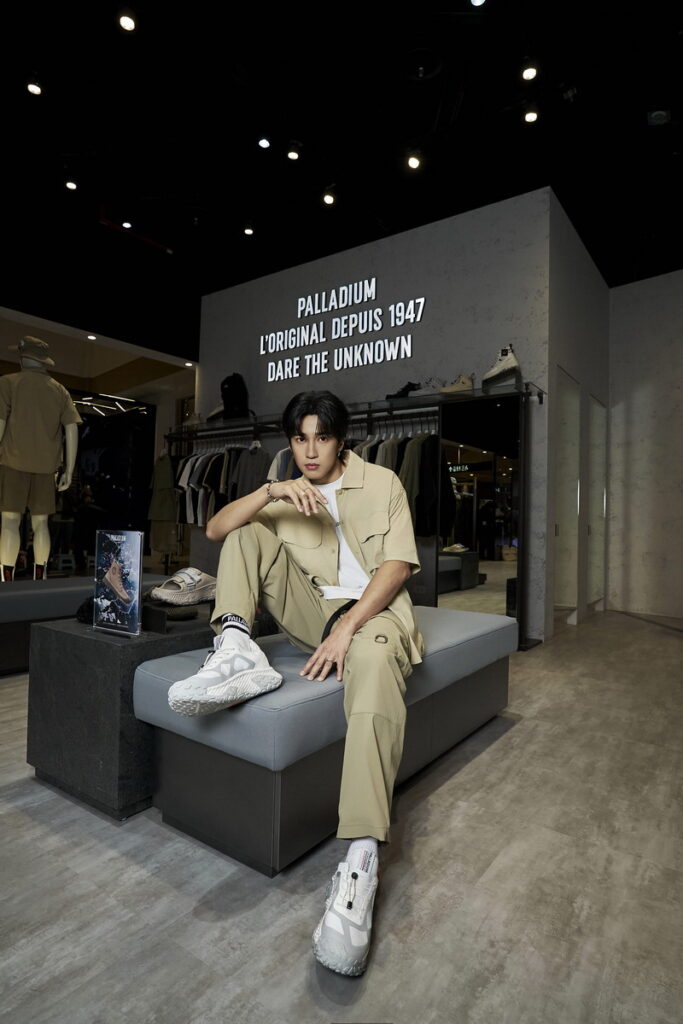 法國經典軍靴品牌PALLADIUM LaLaport南港店開幕活動特別邀請到多方位潮流歌手婁峻碩 SHOU穿著OFFBOUND波浪鞋與全套城市機能服飾帥氣現身,化身城市機能潮流導師帶逛,完美詮釋都會與戶外交融的機能潮流新風貌
