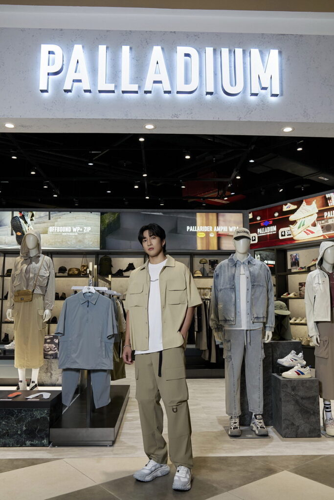 法國經典軍靴品牌PALLADIUM LaLaport南港店開幕活動特別邀請到多方位潮流歌手婁峻碩 SHOU穿著OFFBOUND波浪鞋與全套城市機能服飾帥氣現身,化身城市機能潮流導師帶逛,完美詮釋都會與戶外交融的機能潮流新風貌