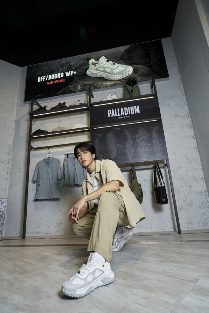 法國經典軍靴品牌PALLADIUM LaLaport南港店開幕活動特別邀請到多方位潮流歌手婁峻碩 SHOU穿著OFFBOUND波浪鞋與全套城市機能服飾帥氣現身,化身城市機能潮流導師帶逛,完美詮釋都會與戶外交融的機能潮流新風貌