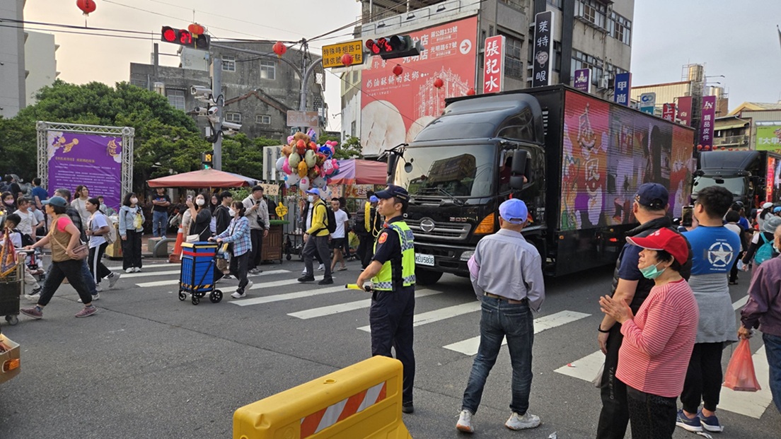 ▲圖說:大甲媽祖繞境起駕首日人潮洶湧,中市警局派遣大量警力加強安全維護工作 (圖/台中市政府 提供)