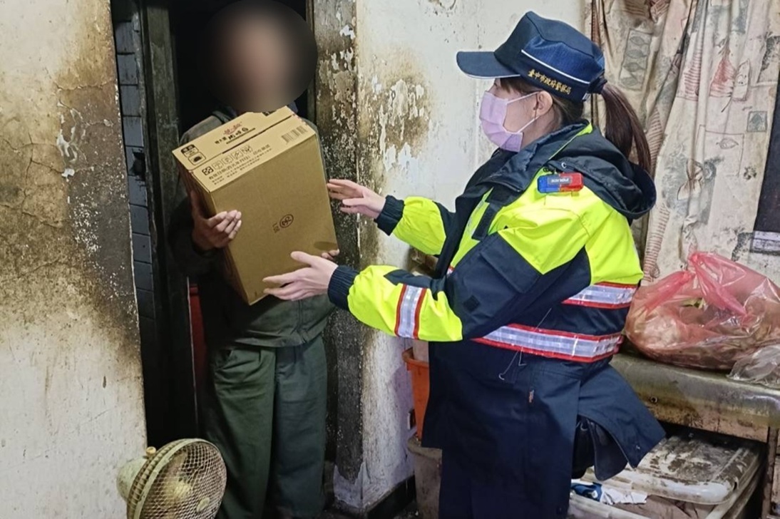 ▲圖說:90歲紀姓老翁因病就醫,家中三名身心障礙孩子無人照顧,員警緊急購買餐盒及一箱泡麵相助 (圖/台中市政府 提供)