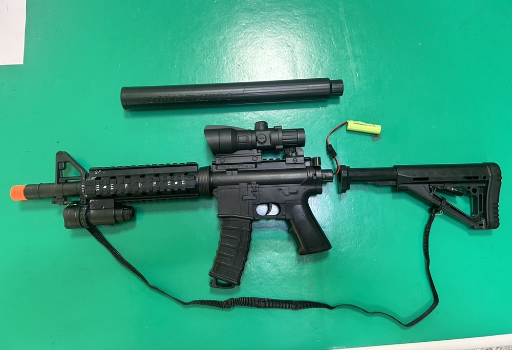 扮魷魚遊戲角色背玩具槍 騎車返家引驚慌槍枝被查扣 222 cnews204250407a05
