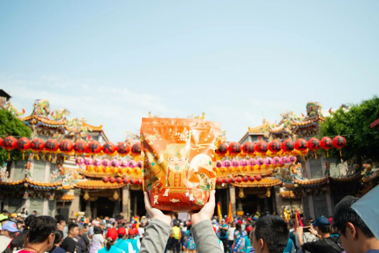 媽祖繞境期間「毛孩祈福站」提供大甲鎮瀾宮聯名款「神仙牛狗飼料」試吃體驗。