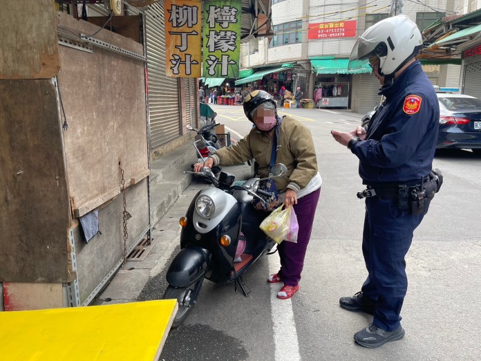 機車「消失」嚇壞婦人 楊梅警暖心協助化解烏龍 57 S 74154027 0