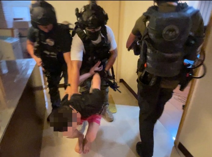 台美聯手斬斷詐欺產業鏈 詐騙機房成員狼狽被逮 57 土城區機房金主江OO壓制畫面