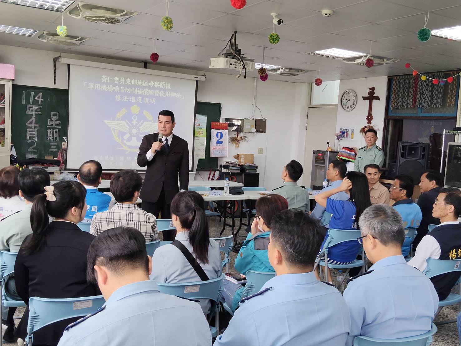 立法院外交及國防委員會上午由召委國民黨平地原住民立法委員黃仁帶隊赴軍用志航基地考察,並與軍方及當地里長、頭目、耆老與台東鄉親座談。(圖/黃仁國會辦公室)