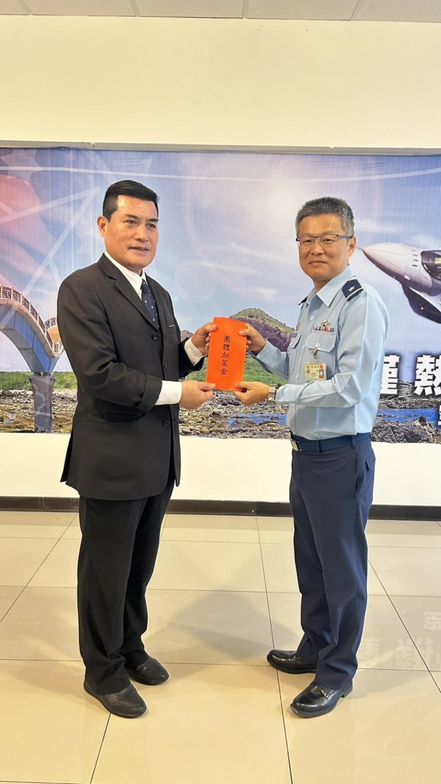 黃仁致贈加菜金,軍方由空軍第七戰術戰鬥機聯隊聯隊長林猷翔(右)空軍少將代表接受。(圖/黃仁國會辦公室)