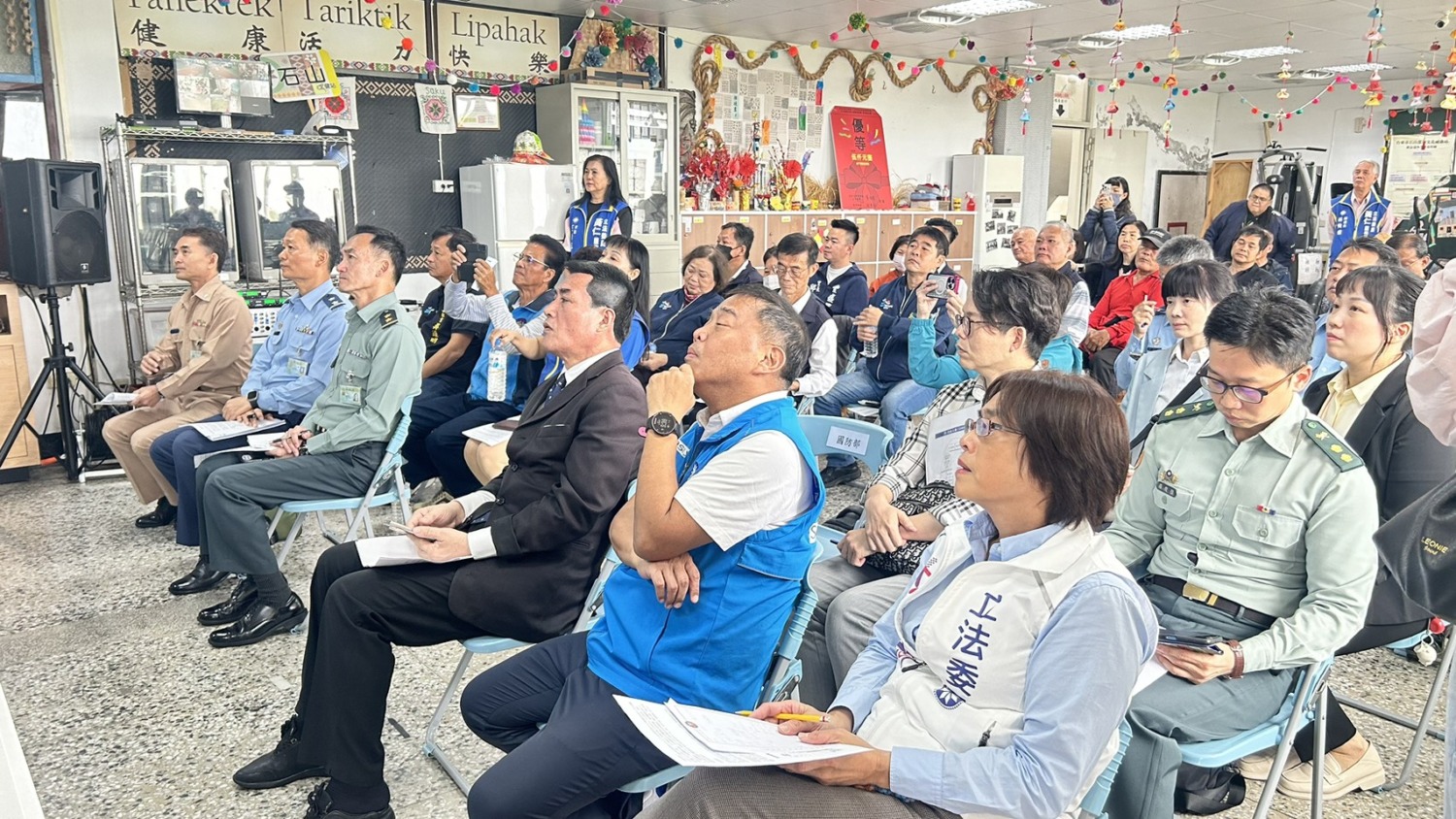 國民黨平地原住民立法委員黃仁偕同同黨立委盧縣一(右2)、林倩綺(右1)赴軍用志航基地考察。(圖/黃仁國會辦公室)