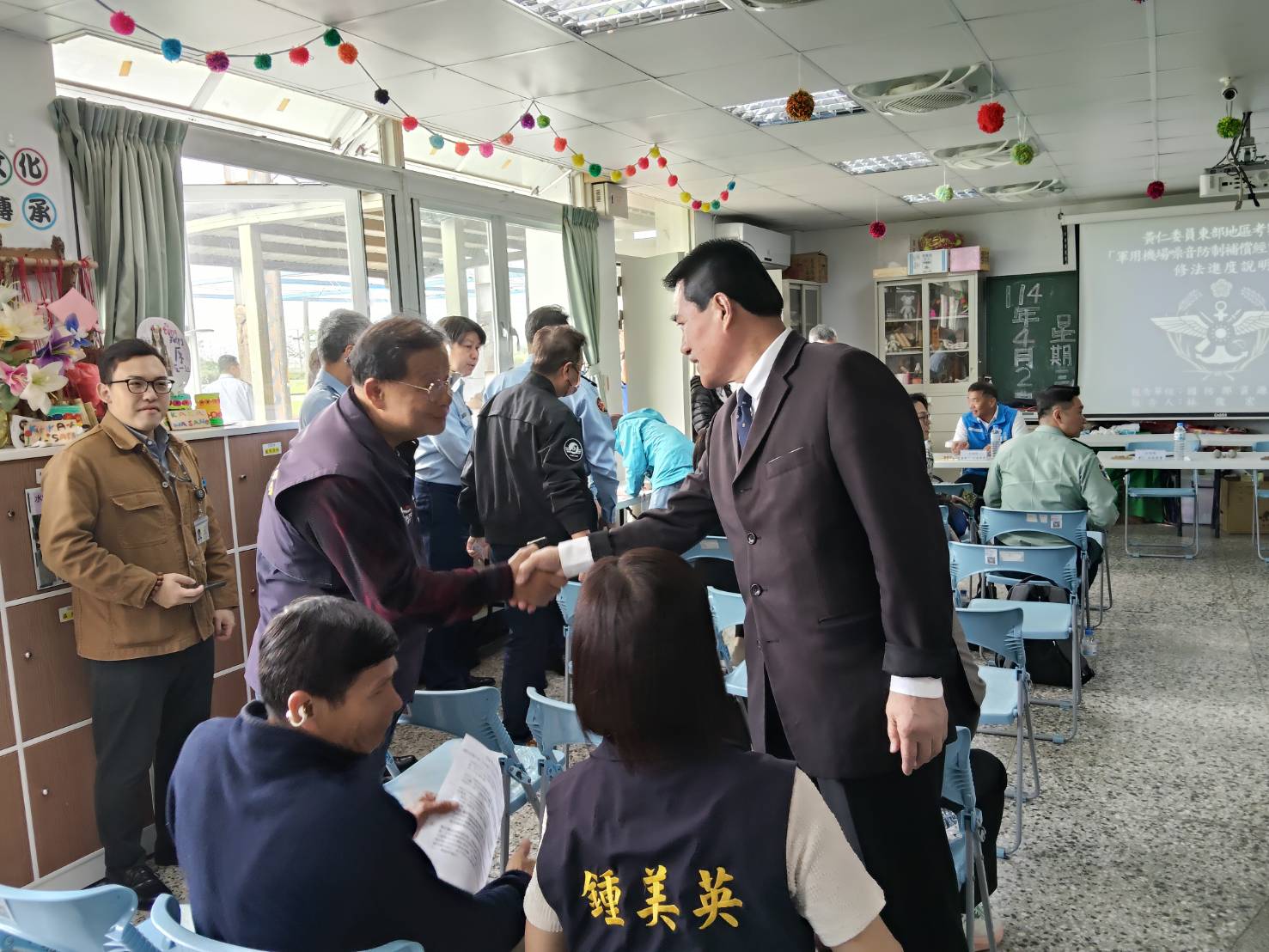 黃仁親切和出席座談會的當地里長打招呼問好。(圖/黃仁國會辦公室)