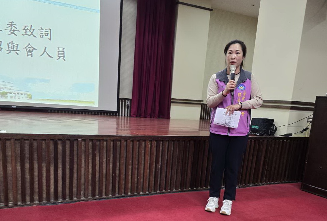 台東縣議會議長吳秀華代表在地民意向軍方說明周邊居民30多年來生活上遭受到志航基地飛機起降造成的困擾。(圖/黃仁國會辦公室)