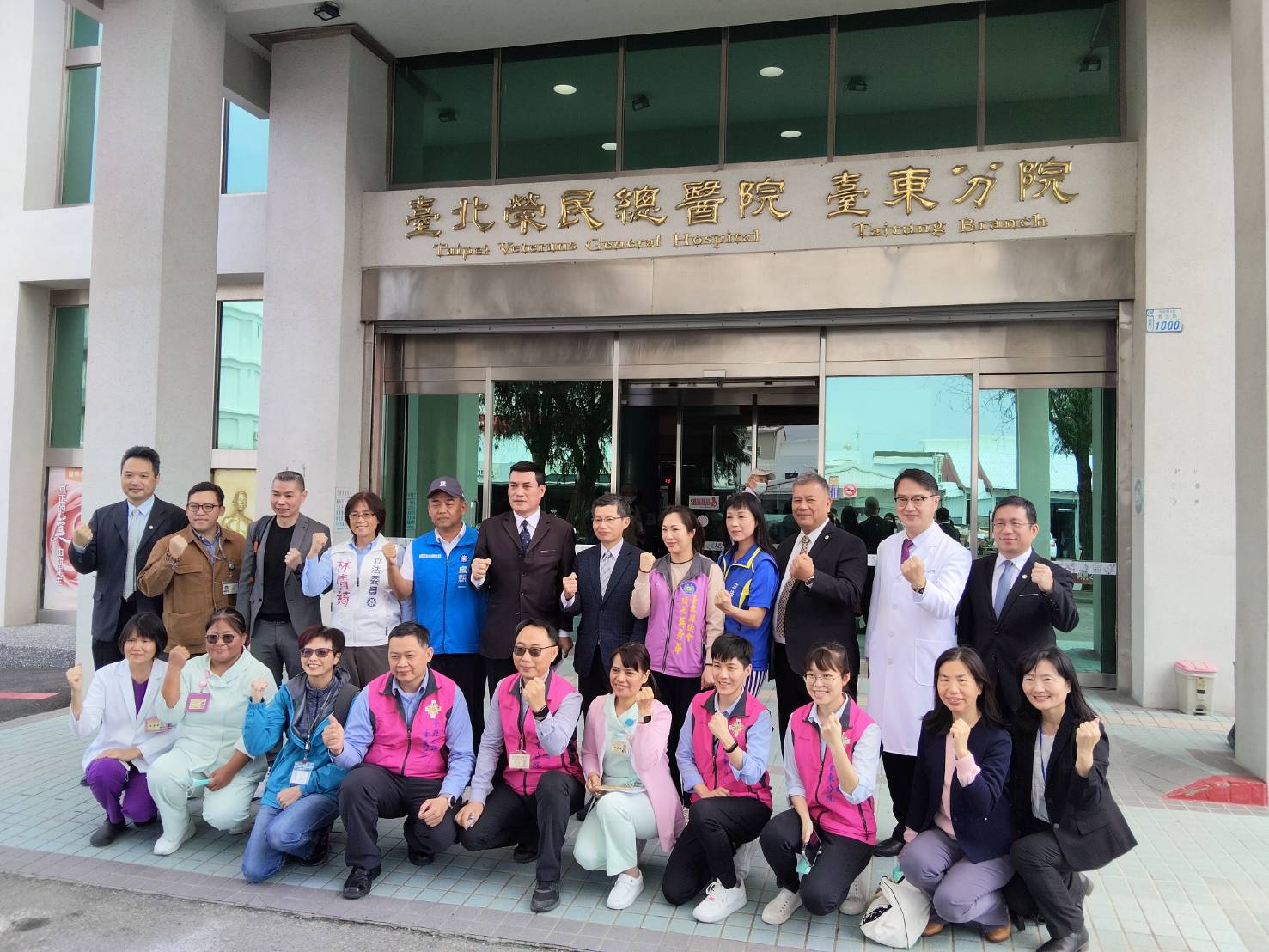 黃仁上午帶隊親抵台北榮民總醫院所屬台東分院進行考察,和院方人員大合照。(圖/黃仁國會辦公室)