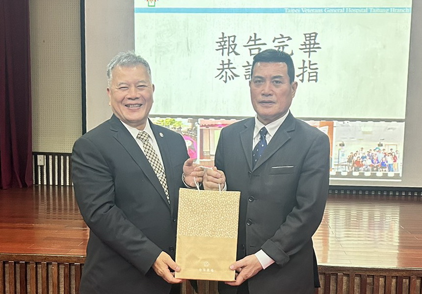 北榮所屬台東分院院長胡宗明(左)全程陪同黃仁一行到院視察。(圖/黃仁國會辦公室)