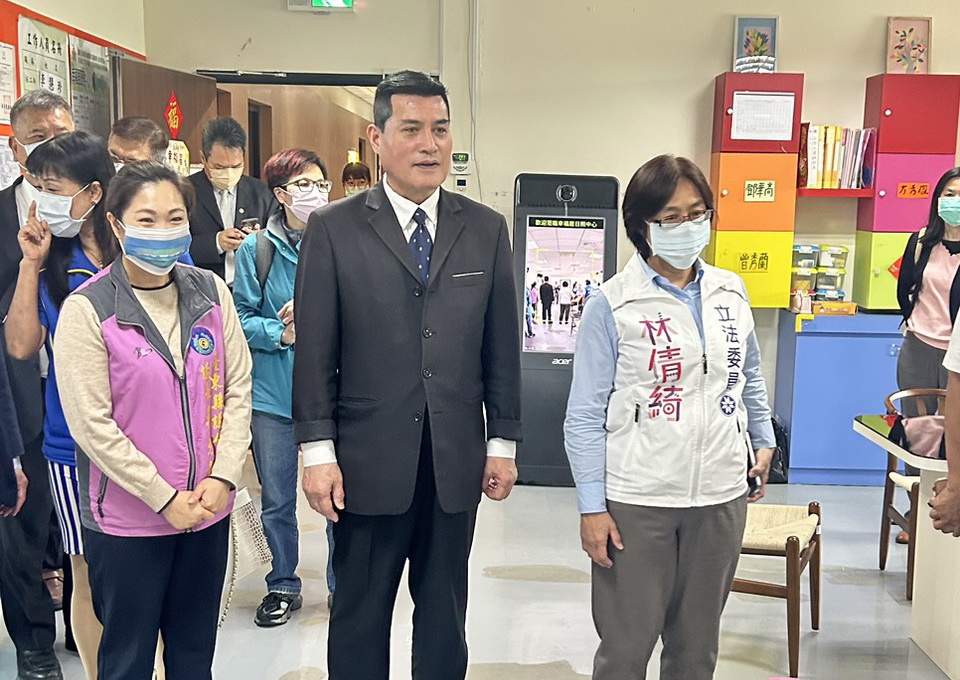 黃仁(中)、台東縣議會吳秀華議長(左)和國民黨立委林倩綺(右)現場聽得津津有味。(圖/黃仁國會辦公室)
