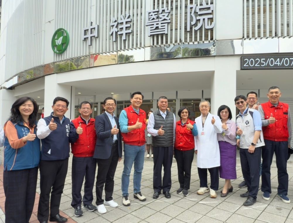 《圖說》朱惕之〈左五〉副市長帶隊視察中祥醫院,並給予改善成果之肯定,右五為衛生局長陳潤秋。〈衛生局提供〉
