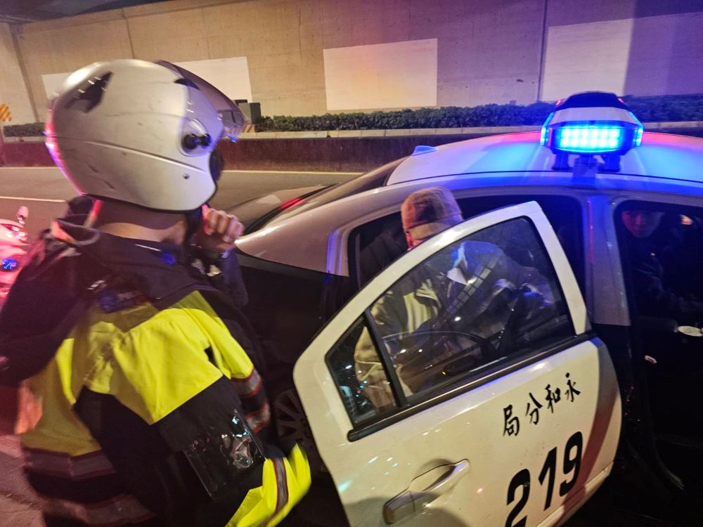 《圖說》員警以警車護送老先生返家。〈永和分局提供〉