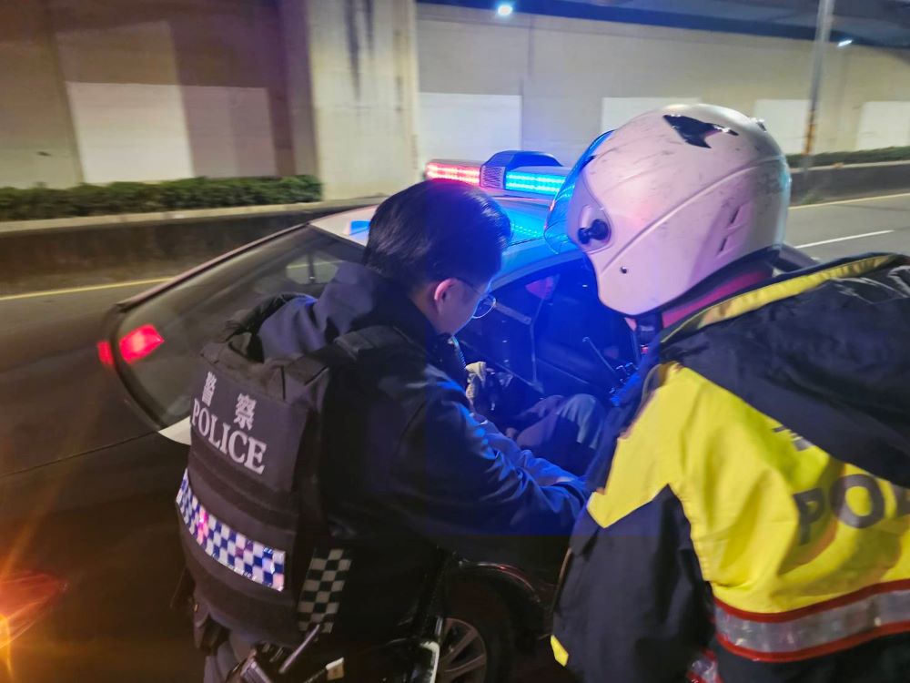 《圖說》員警護送老先生二。〈永和分局提供〉