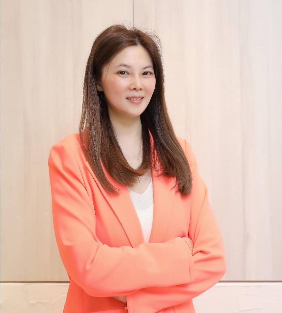 林少萍身著HOII服飾,詮釋自信、溫柔與陽光共存的品牌精神。