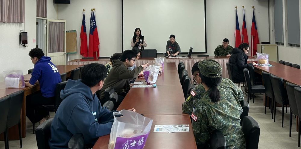 《圖說》宜蘭縣軍人服務站幹事周菊芬參加宜蘭市公所役男及徵屬座談。〈宜蘭軍服站提供〉