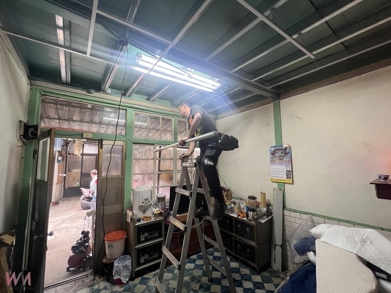 居住環境比玻璃還脆弱 聖母基金會修繕老屋守護弱勢家庭 - https://www.watchmedia01.com