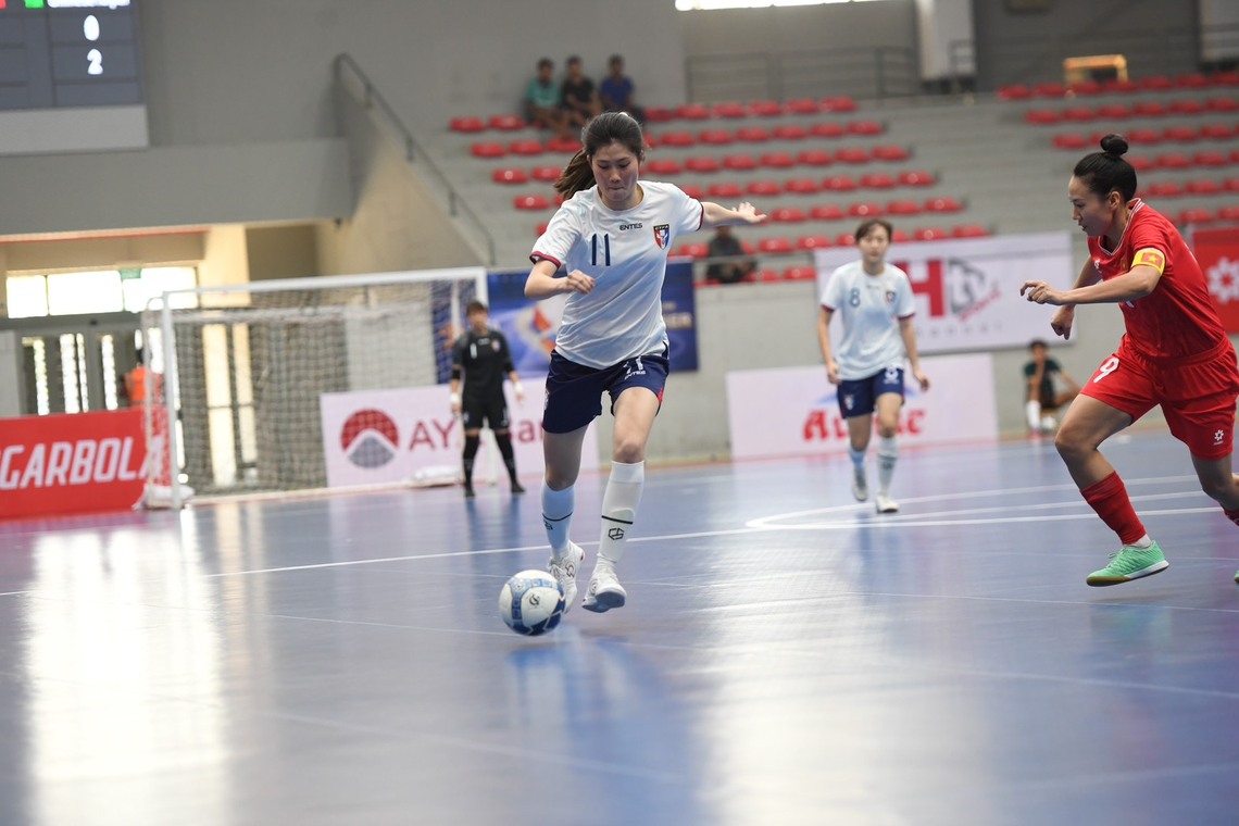 輔英科大女子足球隊長陳旻凰,率隊勇奪校史第一座大專五人制足球錦標賽公開女生組金盃,五月將代表國家參加亞洲盃賽事。