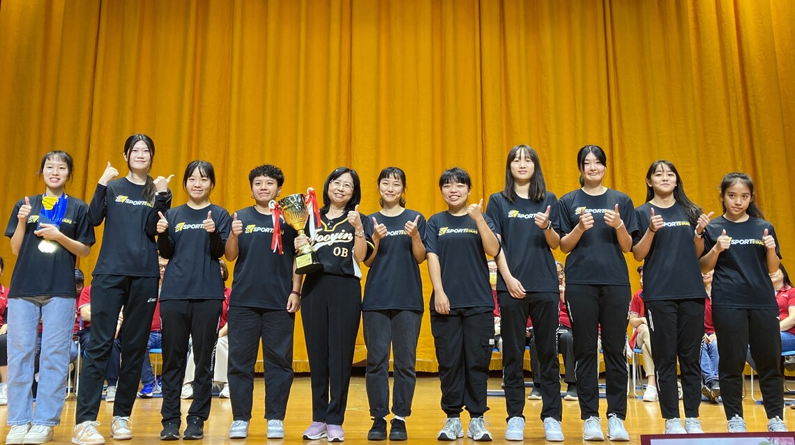 輔英科大女子足球隊、陳旻凰(左二)與林惠賢校長(左五)合影留念。